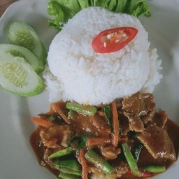 ผัดพริกแกงปลาหมึกราดข้าว