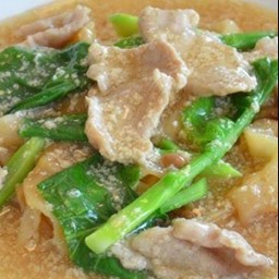 ราดหน้าหมูหมัก