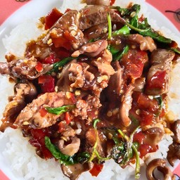 กะเพราเครื่องในไก่