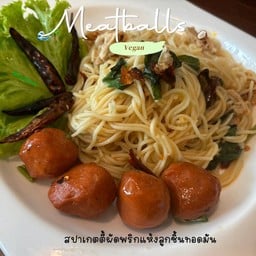 เมนูสปาเกตตี้ผัดพริกแห้งลูกชิ้นทอดมัน