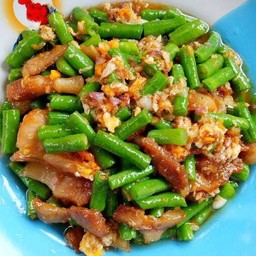 ผัดถั่วฝักยาวราดข้าว