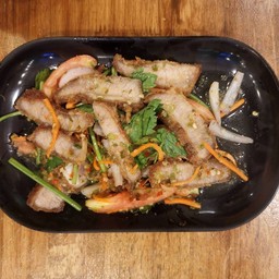 ยำคอหมูทอด