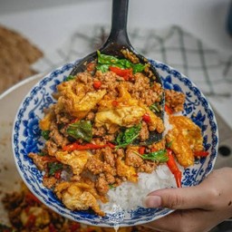 ข้าวกะเพราไข่เจียว