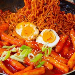 มาม่าซอสเผ็ดเกาหลี + ต็อกบกกีออริจินัล + ไข่
