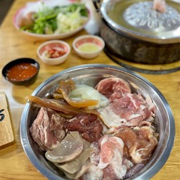 ธนเสฏฐ์ หมูกะทะ