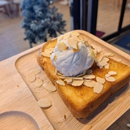 ปังแผ่นฉ่ำไอศครีมเนยสด