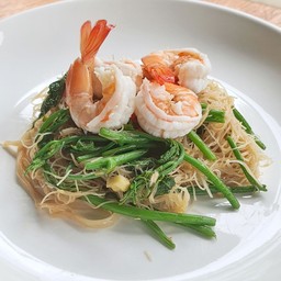 เส้นหมี่ผัดยอดมะระ