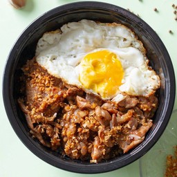 ข้าวหมูกระเทียมพริกไทย + ไข่ดาว