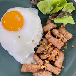 ข้าวหมูทอดไข่ดาว (Deep fried pork and garlic on rice with fried egg)
