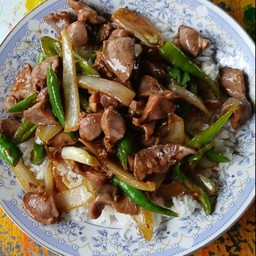 ผัดพริกอ่อนเครื่องในไก่ราดข้าว