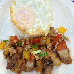 ข้าวหมูกรอบผัดพริกเกลือ