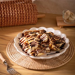 ปังโรตีกล้วย ราดนมช็อคโกแลต