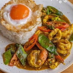 ข้าวผัดเผ็ดกุ้งหมึก+ไข่ดาว