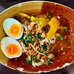 เกาเหลาต้มยำไข่ ไก่ฉีก