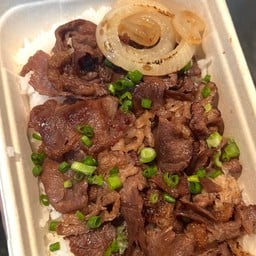 ข้าวหน้าเนื้อย่างพ่นไฟ
