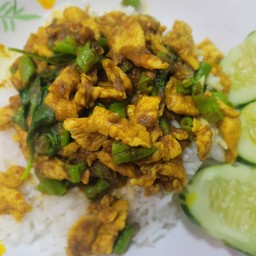 ผัดพริกแกงใต้ไก่