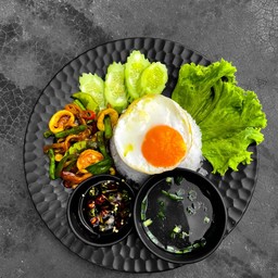 ข้าวผัดเครื่องเเกงทะเลไข่ดาว