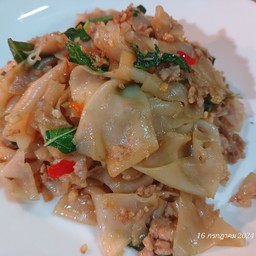 กระเพราหมูสับเส้นใหญ่