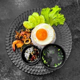 ข้าวผัดกะเพราพริกเเห้งทะเล ไข่ดาว