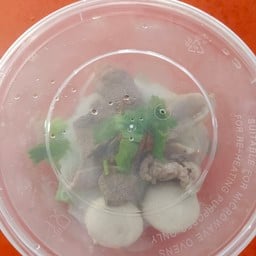 ก๋วยเตี๋ยวเรือหมูน้ำตกใส่กล่องใส