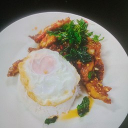 ข้าวกระเพราไก่กรอบ