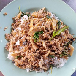 ผัดกะเพราเนื้อหน่อไม้ดองราดข้าว