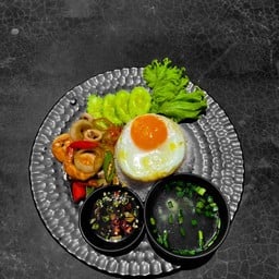 ข้าวผัดพริกทะเลไข่ดาว