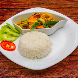 ผัดเครื่องแกงราดข้าว