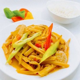 ผัดหน่อไม้ใส่ลูกชิ้นหมู