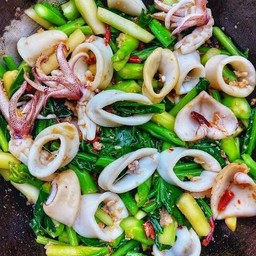 คะน้าปลาหมึกราดข้าว