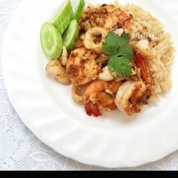 ทะเลทอดกระเทียมราดข้าว(กุ้ง,ปลาหมึก)