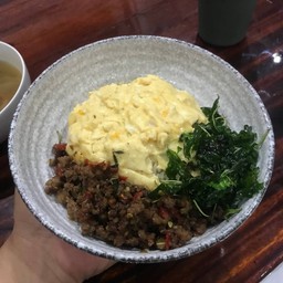 ข้าวกะเพราเนื้อเปื่อย พร้อมไข่ดาว