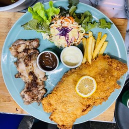 สะโพกไก่พริกไทยดำ + ปลาดอลลี่ทอด🐠🐓