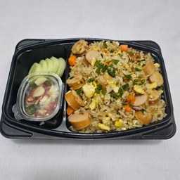 ข้าวผัดไส้กรอกไก่หนังกรอบ สไตล์จีน