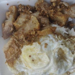 ข้าวหมูกรอบกระเทียมพริกไทย ไข่ดาว