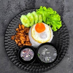 ข้าวไก่ทอดกระเทียมไข่ดาว