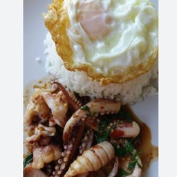 กระเพราปลาหมึกไข่ดาว