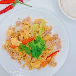 แหนมผัดไข่