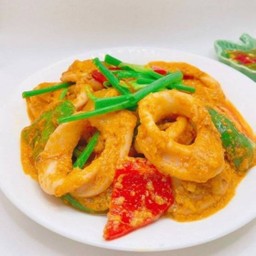 ปลาหมึกผัดผงกะหรี่