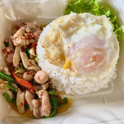 ข้าวกะเพราไก่ (ข้าวหอมมะลิ)