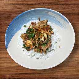 กะเพรารวม (หมูกุ้งปลาหมึก)