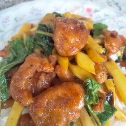 กระเพราไก่กรอบหน่อไม้