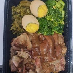 ร้านขาใหญ่ ข้าวขาหมู ร้านขาใหญ่ ข้าวขาหมูสูตรโบราณ เข้มข้น ขาหมูตุ๋นเคี่ยว ด้วยไฟอ่อนๆ เป็นเวลา มากกว่า 6 ชั่วโมง ทำให้เนื้อหมูมีความ ชุ่มฉ่ำ ไม่แข็งกระด้าง  ราคาเริ่มต้น 50 บาท