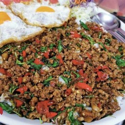 กระเพราเนื้อสับไข่ดาว ราดข้าว