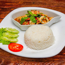 ผัดกะเพราราดข้าว