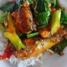 คะน้าปลากระป๋องราดข้าว