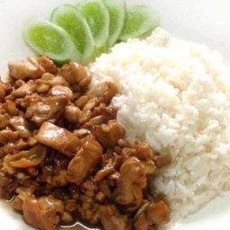 เนื้อทอดกระเทียมราดข้าว