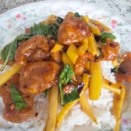 ข้าว+กระเพราไก่กรอบหน่อไม้