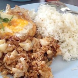 หมึกทอดกระเทียมราดข้าว