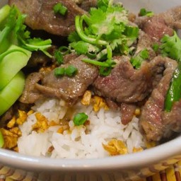 ข้าวเนื้อกระเทียม